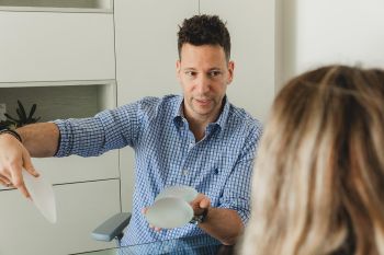 ד"ר גיא רסנר, פלסטיקאי מומחה לעיצוב הגוף אחרי לידה או ירידה דרמטית במשקל רח’ הברזל 11, רמת החייל, תל אביב.