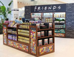 מגוון מוצרים רשמיים של הסדרה Friends בפופ אפ בעזריאלי שרונה